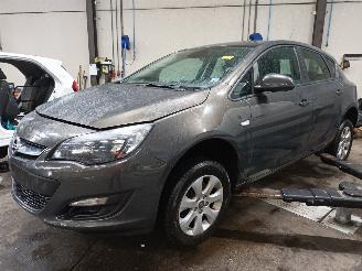 Coche siniestrado Opel Astra Astra J (PC6/PD6/PE6/PF6) Hatchback 5-drs 1.6 CDTI 16V (B16DTL) [81kW]=
  (02-2014/10-2015) 2014/9