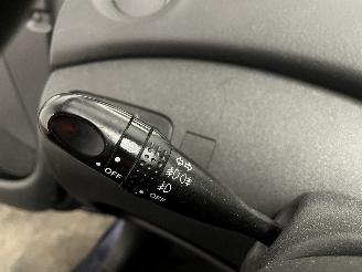 Toyota Yaris Yaris (P1) Hatchback 1.3 16V VVT-i (2SZFE) [64kW]  (04-2002/09-2005) picture 17
