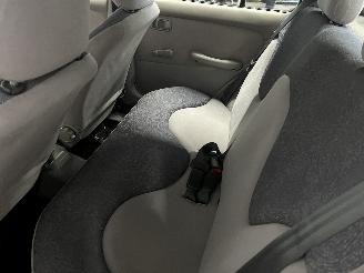 Nissan Micra Micra (K11) Hatchback 1.4 16V (CGA3DE) [60kW]  (09-2000/02-2003) picture 13
