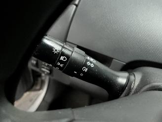 Toyota Yaris Yaris II (P9) Hatchback 1.0 12V VVT-i (1KR-FE) [51kW]  (08-2005/12-201=
1) picture 14