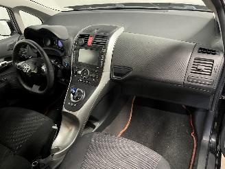 Toyota Auris Auris (E15) Hatchback 1.8 16V HSD Full Hybrid (2ZRFXE) [100kW]  (09-20=
10/09-2012) picture 27