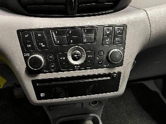 Nissan Almera Almera Tino (V10M) MPV 1.8 16V (QG18DE) [85kW]  (12-2002/02-2006) picture 17
