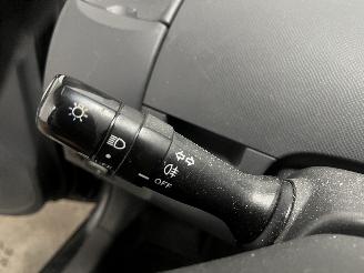 Toyota Yaris Yaris II (P9) Hatchback 1.3 16V VVT-i (2SZFE) [64kW]  (08-2005/11-2010=
) picture 17