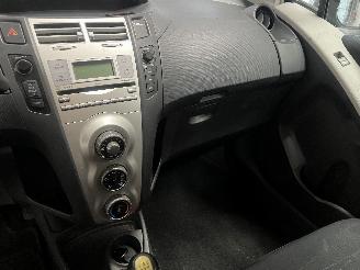 Toyota Yaris Yaris II (P9) Hatchback 1.3 16V VVT-i (2SZFE) [64kW]  (08-2005/11-2010=
) picture 19