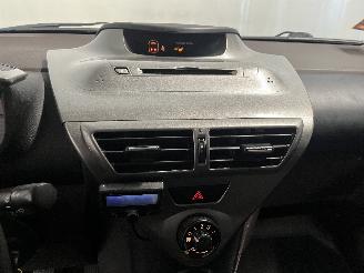 Toyota iQ iQ Hatchback 3-drs 1.0 12V VVT-i (1KR-FE) [50kW]  (01-2009/12-2015) picture 19