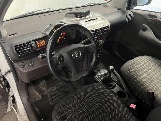 Toyota iQ iQ Hatchback 3-drs 1.0 12V VVT-i (1KR-FE) [50kW]  (01-2009/12-2015) picture 16