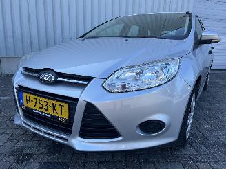 Vaurioauto  passenger cars Ford Focus Focus 3 Wagon Combi 1.0 Ti-VCT EcoBoost 12V 100 (M2DA(Euro 5)) [74kW] =
 (02-2012/05-2018) 2013/11