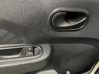 Renault Twingo Twingo II (CN) Hatchback 3-drs 1.2 16V (D4F-764(D4F-E7)) [55kW]  (03-2=
007/09-2014) picture 22