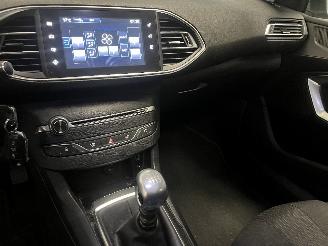 Peugeot 308 308 SW (L4/L9/LC/LJ/LR) Combi 5-drs 1.2 12V e-THP PureTech 130 (EB2DTS=
(HNY)) [96kW]  (03-2014/06-2021) picture 17