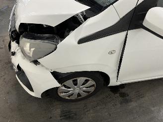 Peugeot 108 108 Hatchback 1.0 12V (1KRFE(CFB)) [51kW]  (05-2014/...) picture 14