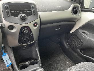 Peugeot 108 108 Hatchback 1.0 12V (1KRFE(CFB)) [51kW]  (05-2014/...) picture 15