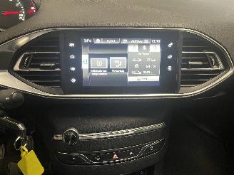 Peugeot 308 308 SW (L4/L9/LC/LJ/LR) Combi 5-drs 1.2 12V e-THP PureTech 110 (EB2DT(=
HNZ)) [81kW]  (03-2014/12-2021) picture 17