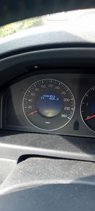 Volvo V-70 V70 (BW) Combi 2.4 D 20V (D5244T5) [120kW]  (04-2007/12-2010) picture 2