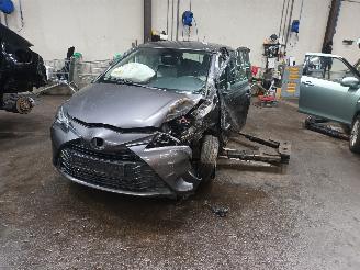 Coche siniestrado Toyota Yaris Yaris III (P13) Hatchback 1.5 16V Dual VVT-iE (2NRFKE) [82kW]  (03-201=
7/09-2020) 2017/12