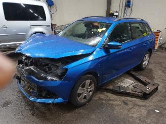 Vrakbiler auto Skoda Fabia Fabia III Combi (NJ5) Combi 5-drs 1.2 TSI 16V Greentech (CJZC(Euro 6))=
 [66kW]  (10-2014/12-2022) 2015/7