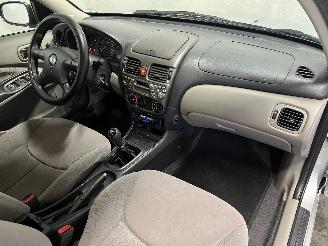 Nissan Almera Almera (N16) Hatchback 1.8 16V (QG18DE) [84kW]  (01-2000/11-2002) picture 14