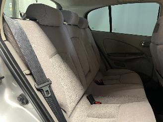 Nissan Almera Almera (N16) Hatchback 1.8 16V (QG18DE) [84kW]  (01-2000/11-2002) picture 15