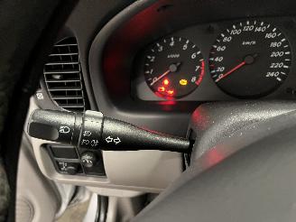 Nissan Almera Almera (N16) Hatchback 1.8 16V (QG18DE) [84kW]  (01-2000/11-2002) picture 22
