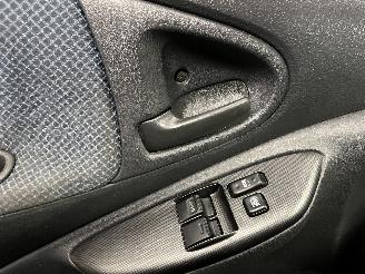 Toyota Yaris Yaris (P1) Hatchback 1.3 16V VVT-i (2SZFE) [64kW]  (04-2002/09-2005) picture 24