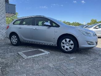 Opel Astra Astra J Sports Tourer (PD8/PE8/PF8) Combi 1.4 16V ecoFLEX (A14XER(Euro=
 5)) [74kW]  (10-2010/10-2015) picture 8