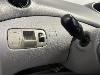 Toyota Yaris Yaris (P1) Hatchback 1.3 16V VVT-i (2SZFE) [64kW]  (04-2002/09-2005) picture 17