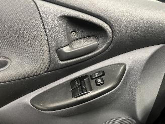 Toyota Yaris Yaris (P1) Hatchback 1.3 16V VVT-i (2SZFE) [64kW]  (04-2002/09-2005) picture 18