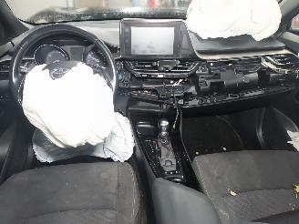 Toyota C-HR C-HR (X1,X5) SUV 1.8 16V Hybrid (2ZRFXE) [90kW]  (10-2016/...) picture 5