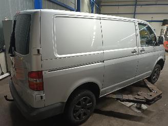 Volkswagen Transporter Transporter T5 Van 2.5 TDi (AXD) [96kW]  (04-2003/11-2009) picture 3