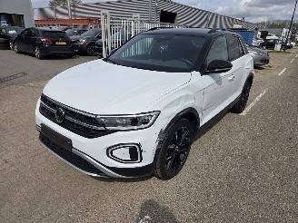Unfallwagen Volkswagen T-Roc 1.5 TSI DSG    First registration 16-05-2023 2023/5