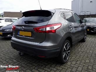 Vaurioauto  passenger cars Nissan Qashqai 1.2 Tekna navi 116 pk 2017/2