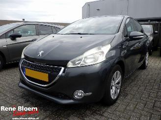 Damaged car Peugeot 208 1.2 VTi Blue Lease Airco 5drs 2012/11