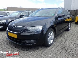 krockskadad bil auto Skoda Octavia Combi 1.6 TDI Greentech DSG Style Business 110pk 2016/7