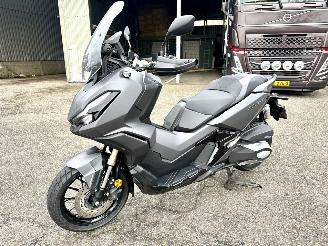Honda  ADV 350A 29pk Matgrijs - keyless - handvat verwarming - abs - slechts 5284km gelopen - lichte krassen picture 2