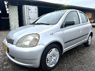 Toyota Yaris 1.0-16V VVT-i 68pk L.Luna - airco - 96dkm nap - 5 deurs - stuurbrk - cv - lederen stuurwiel - zo rijdbaar picture 2