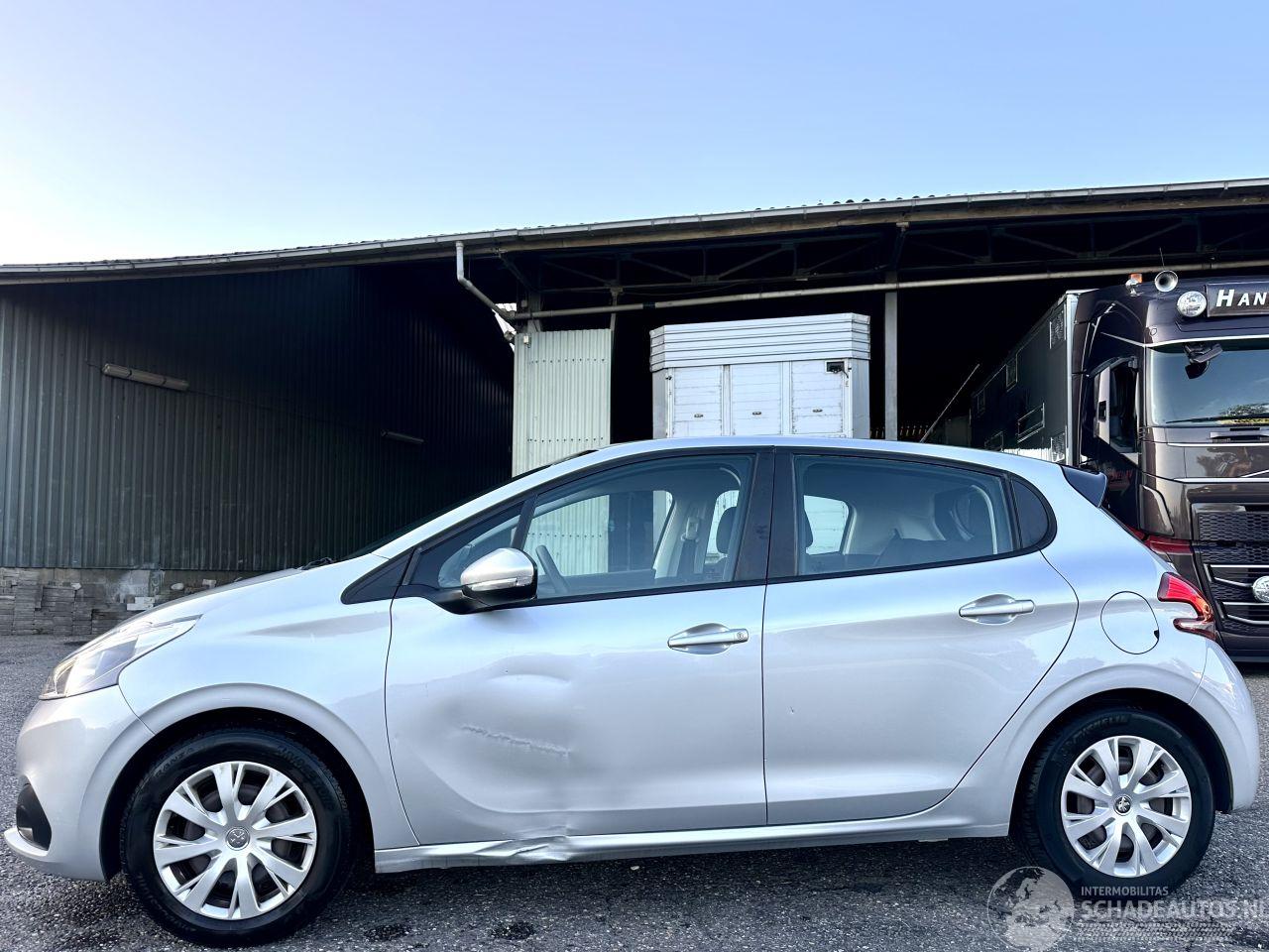 Peugeot 208 1.2 PureTech 82pk BlueLion 5drs - 86dkm nap - navi - cruise - pdc - airco - aux - usb - touchscreen - facelift