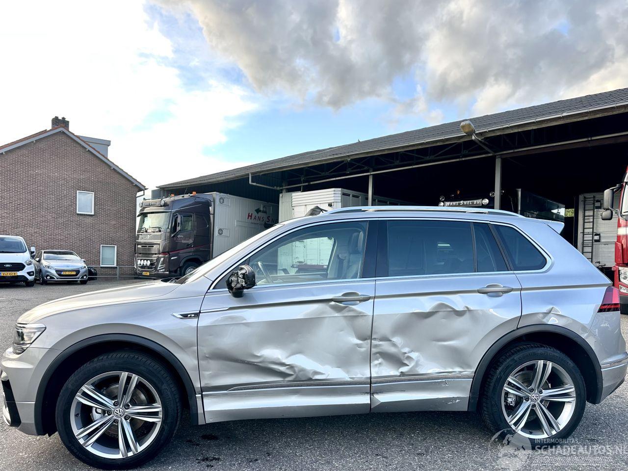 Volkswagen Tiguan 1.4 TSI 150pk aut + f1 R-Line - pano - nap - massage - trekh - front + line assist - dynaudio + woofer