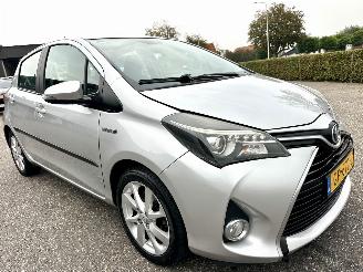 Toyota Yaris 1.5 Hybrid 89pk automaat 5drs - nap - camera - clima - cruise - keyless entry + start - 2e eig - licht + regens picture 4