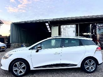 Damaged car Renault Clio Estate 1.5 dCi 90pk Eco Night&Day - nap - navi - camera - nw distr.riem bij 286dkm - 4x nw michelin 2014/10