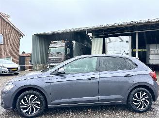 Auto incidentate Volkswagen Polo 1.0 TSI 95pk 7-traps aut + f1 Life Edition 5drs - nap - navi - camera - carplay - front + line assist 2024/12