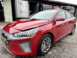 Hyundai Ioniq EV 38kWh aut + f1 Premium - nap - navi - cam - keyless - stoelkoeling - stuurverw - stoelverw v+a - actieradius 311km picture 2