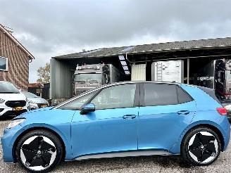 krockskadad bil auto Volkswagen ID.3 Pro S Bus 77kWh 204pk aut - 38dkm nap - 1e eig - navi - massage + mem l+r - cam - stoelverw - keyless - sfeerverl 2024/4