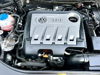 Volkswagen Passat 2.0 TDI 140pk aut Highl Exe Ed - pano - stoelverw v+a - dvd in hoofdst - xenon - standkachel picture 99