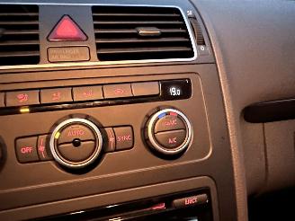 Volkswagen Touran VAN 1.6 TDI 105pk 7-Traps dsg aut Comf - nap - clima - cruise - trekh - lmv - privacy glass - luxe uitvoering picture 32