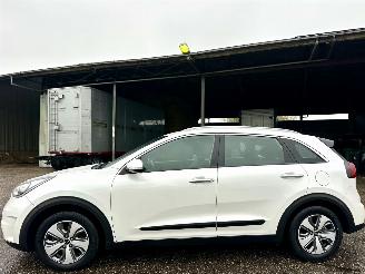 damaged passenger cars Kia Niro 1.6 GDi Hybrid ExecutiveLine - 77dkm nap - navi - camera - trekh - pdc - half leer - line assist 2019/1