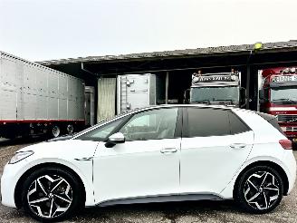 Volkswagen ID.3 58kWh 204pk aut First Plus - nap - navi - cam - keyless - 19 inch - stuurverw - front + line assist - sfeerverl 2020/12