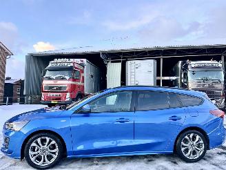 Schadeauto Ford Focus 1.5D 120pk 8-traps aut + F1 ST-Line x - nap - hud - b&o - navi - cam - keyless - stuur + stoelverw 2022/12