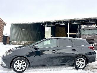 Damaged car Toyota Auris Touring Sports Gereserveerd 1.8 Hybrid 123pk aut Exe - pano - nap - navi - camera - keyless - front + line + park assist 2017/6
