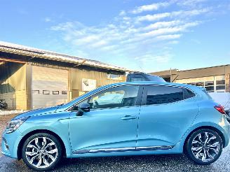 Auto incidentate Renault Clio 1.6 E-Tech Hybrid 8-traps aut 140 Intens - nap - 360cam - keyless - navi - front + line + side + park assist 2021/1