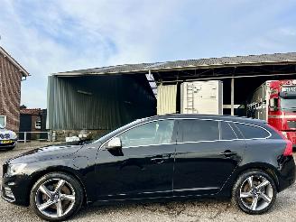 Avarii autoturisme Volvo V-60 2.4 D5 Hybrid aut AWD R-Design - schuifdak - leer - nav - cam - front + line + side assist - harman/kardon 2015/12