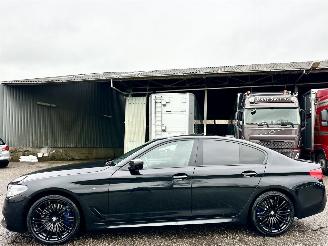 krockskadad bil auto BMW 5-serie 540i 340pk aut + f1 High Exe M-Sport - schuifdak - hud - softclose - b&w - 360cam - stoelvent - stuurverw 2017/4